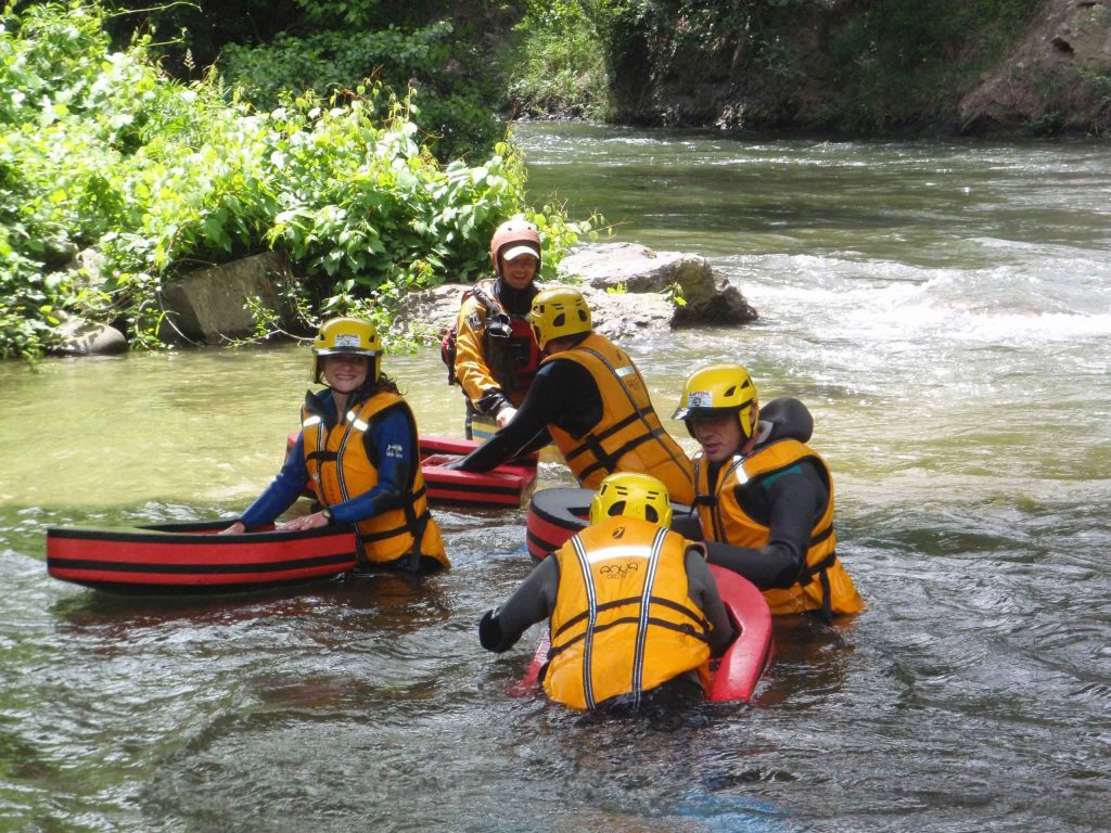 nageurs en eau vive sur la rivière Aude en hydrospeed