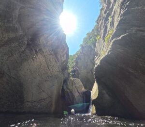 Le canyoning dans les gorges du canyon Llech sur le massif du Canigou avec Aventure Active spécialistes du canyoning dans les Pyrénées Orientales